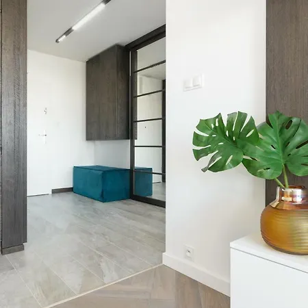 Perfectely Located With Free Parking Lägenhet *