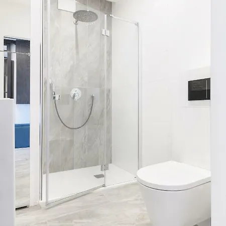 Perfectely Located With Free Parking Daire Poznan